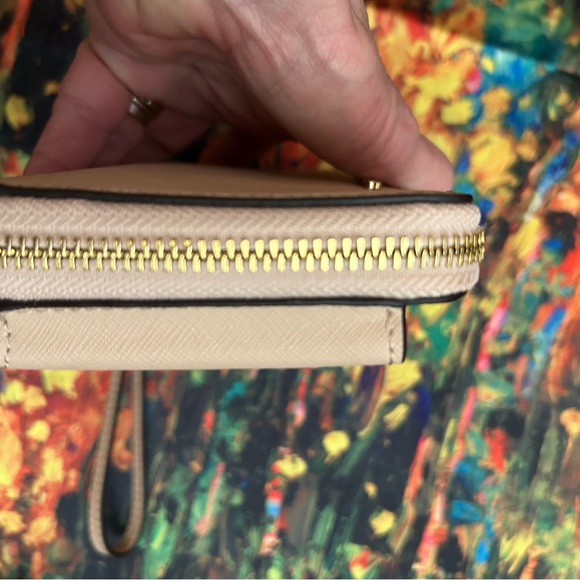 Michael Kors Women's Jet Set Large Flat Multifunction Phone Case - Picture 9 of 9